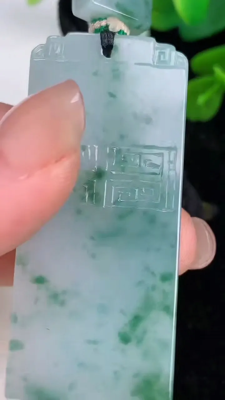 天然A货翡翠飘花仿古无事牌吊坠，尺寸52.5-23-5，重量:25.23g
7月18日