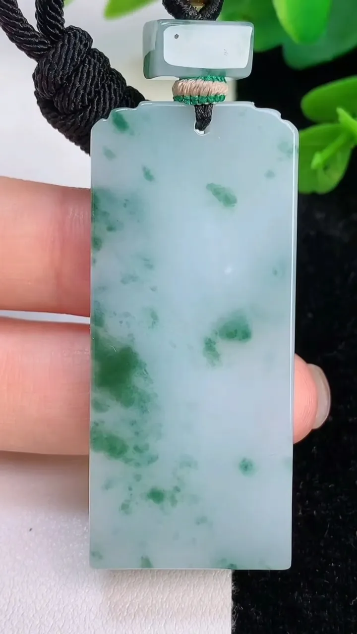 天然A货翡翠飘花仿古无事牌吊坠，尺寸52.5-23-5，重量:25.23g
7月18日