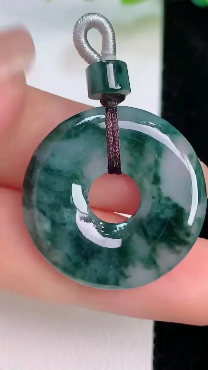 天然A货翡翠飘花平安环吊坠，尺寸26.8-4，重量:6.30g
7月18日