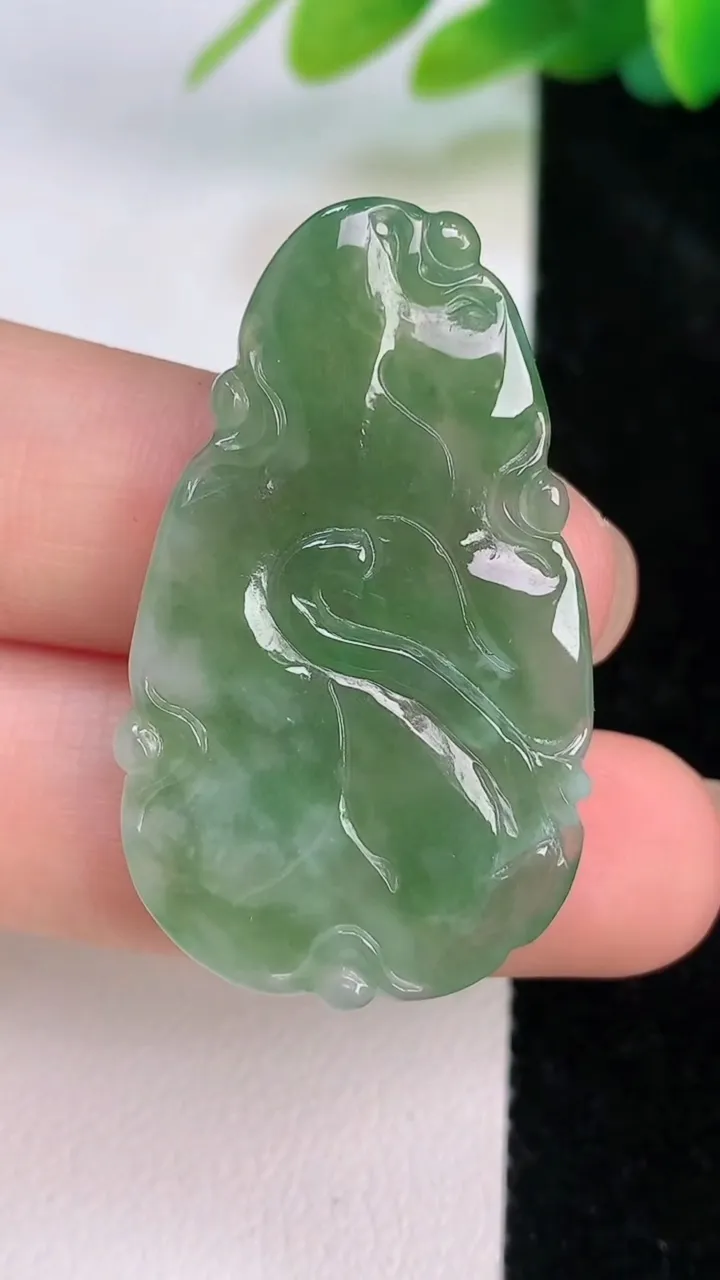 天然A货翡翠荷叶鱼吊坠，尺寸39-23.3-3.8，重量:7.21g
7月18日