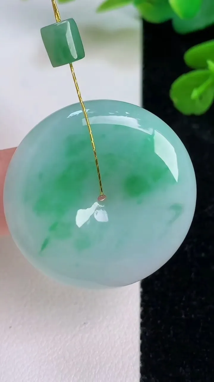 天然A货翡翠平安扣吊坠，尺寸31-7，重量:15.15g
7月18日