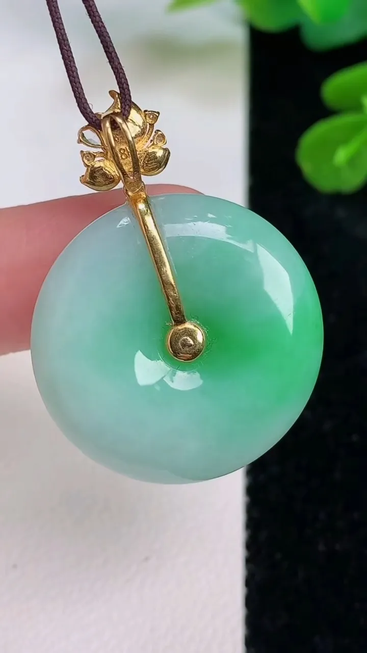 天然A货翡翠平安扣吊坠，尺寸25-5.8，重量:8.06g
7月18日