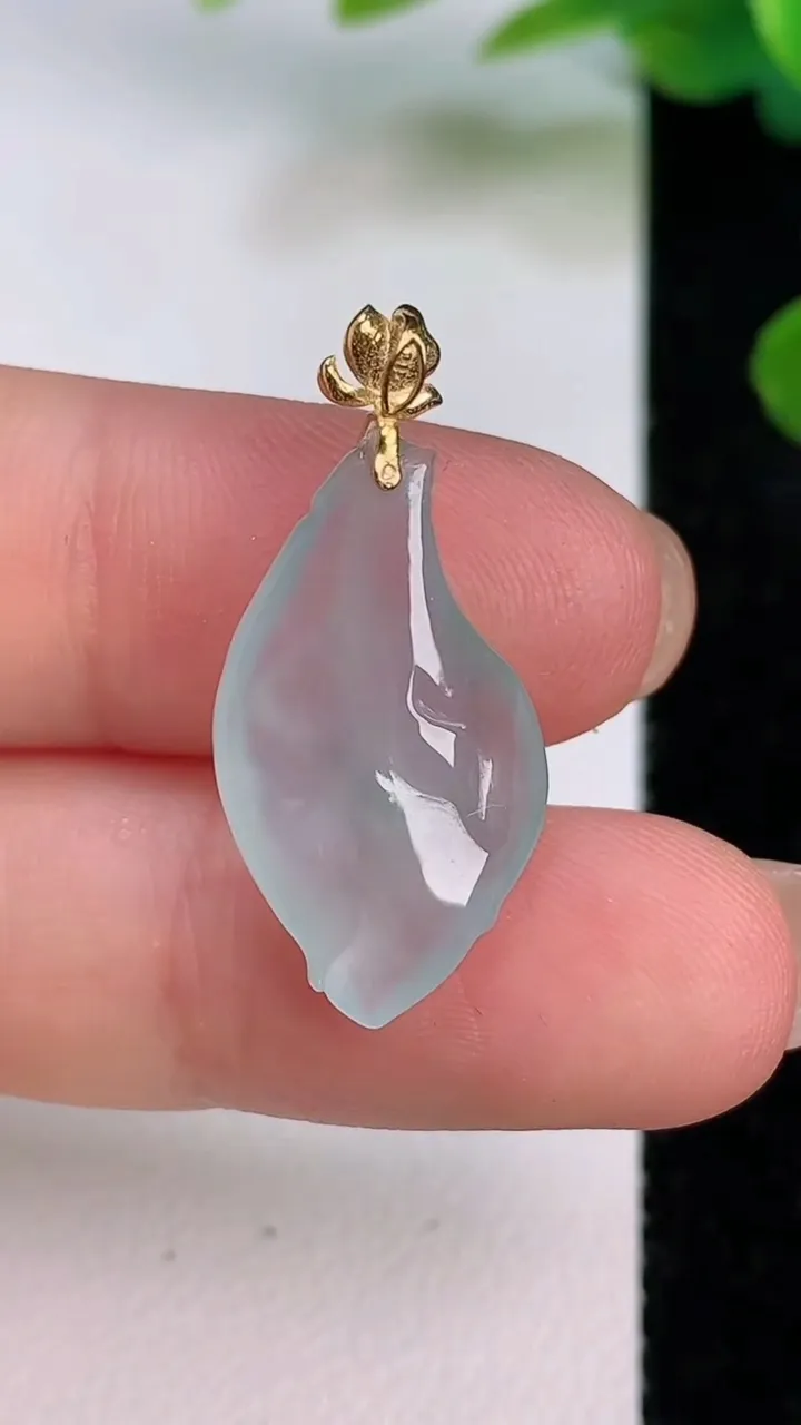 天然A货翡翠金枝玉叶 叶子吊坠，尺寸22.3-13.2-4，重量:2.00g
7月18日