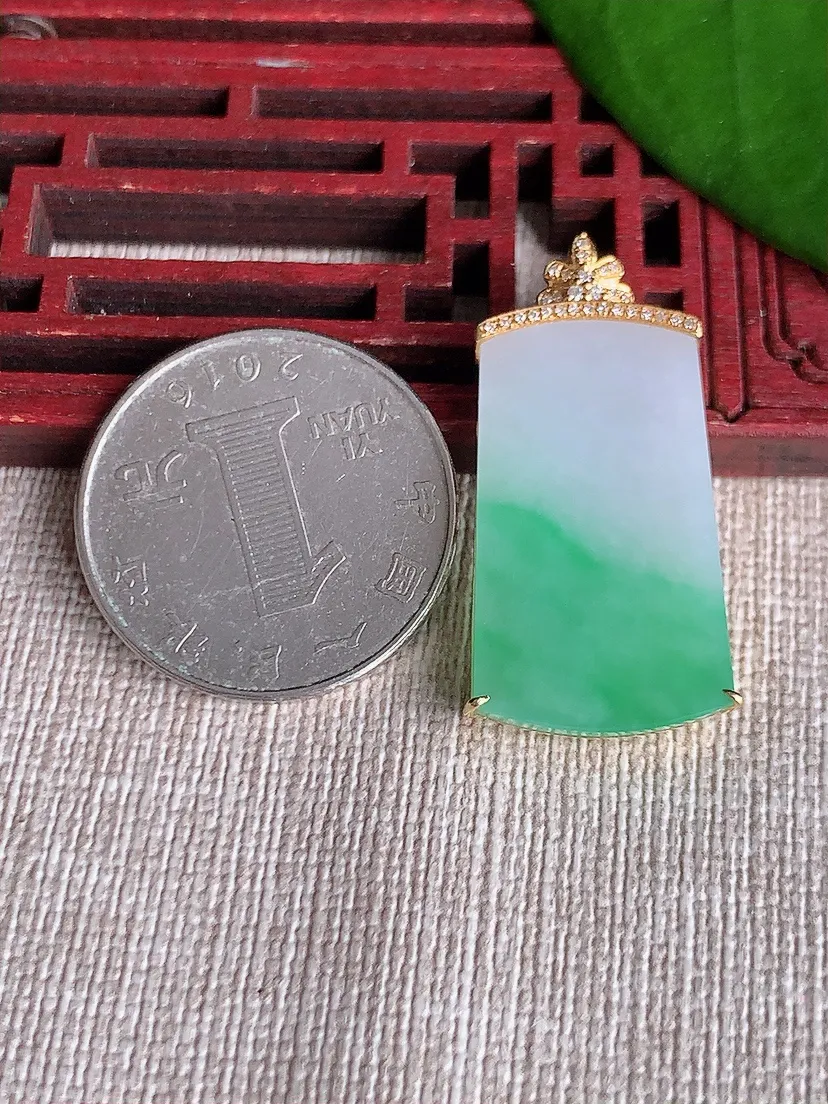 天然A货翡翠18K金伴飘绿无事牌吊坠尺寸32.4×26.5×15.7×5m量5.20g 0717
