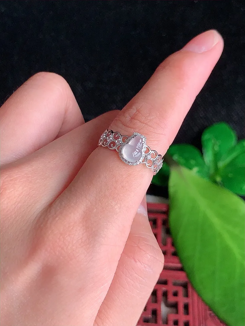天然A货翡翠18K金镶嵌白月光葫芦戒指 圈口16.8裸石尺寸6.7×5mm 重量1.48g 0717