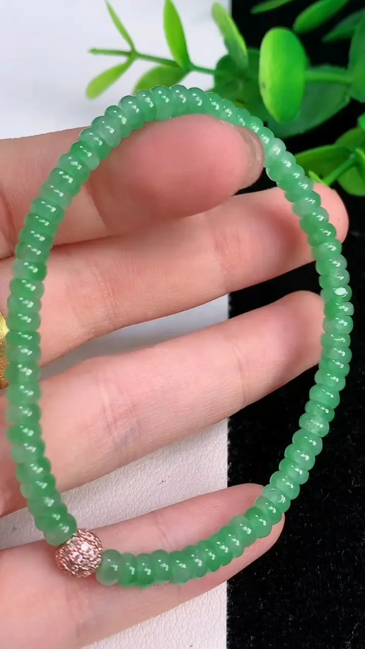 天然A货翡翠算盘珠手串，尺寸4.5-1.4，重量:8.14g7月18日
工厂直销收藏佳品,种好水足，色泽均匀，有种有色，上手高大气！