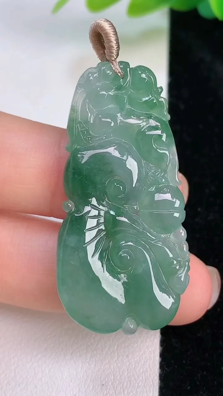 天然A货翡翠今非昔比 蜥蜴吊坠，尺寸43.8-22-4.6，重量:9.13g
7月18日