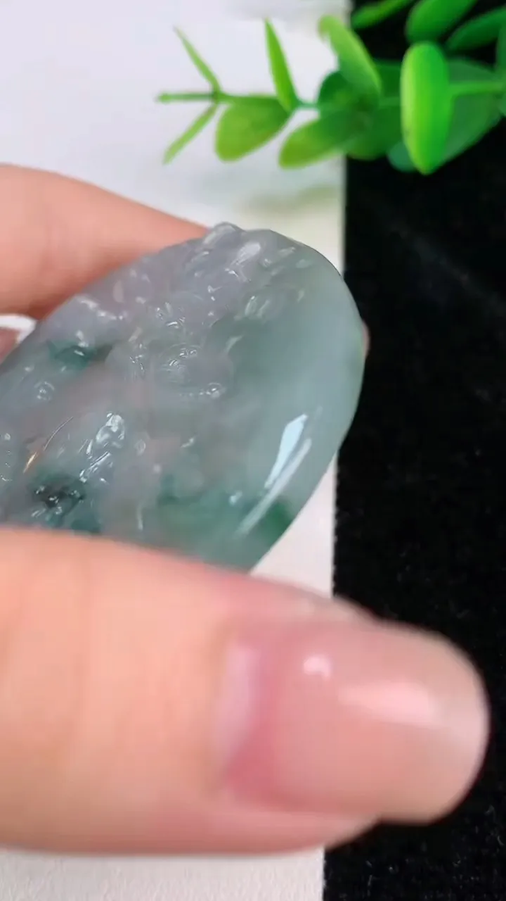 天然A货翡翠飘花龙牌吊坠，尺寸53-5.7，重量:33.63g
7月18日