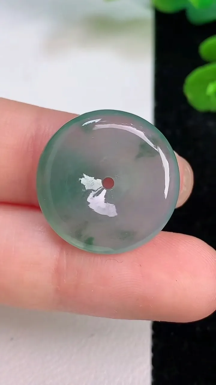 天然A货翡翠飘花平安扣吊坠，尺寸20.5-4.4，重量:4.04g
7月18日