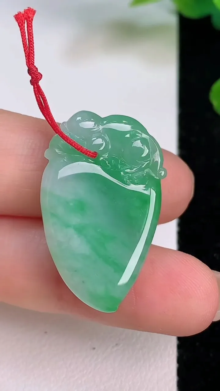 天然A货翡翠寿桃吊坠，尺寸29.2-18-6，重量:6.17g
7月18日