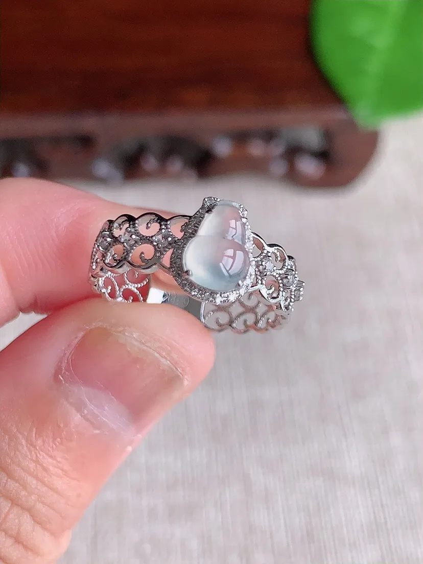 天然A货翡翠18K金镶嵌白月光葫芦戒指 圈口16.8裸石尺寸6.7×5mm 重量1.48g 0717