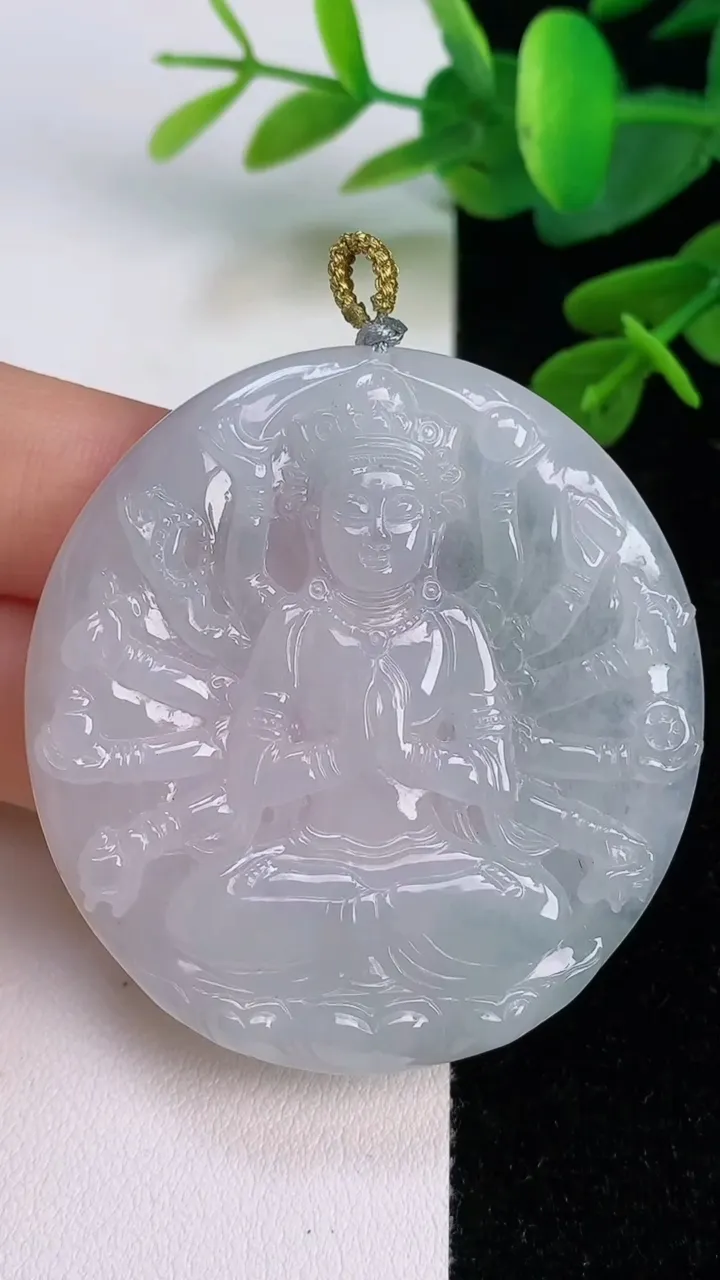天然A货翡翠飘花千手观音吊坠，尺寸50.5-47.5-5，重量:24.82g
7月18日