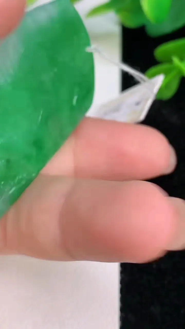 天然A货翡翠山水牌吊坠，尺寸50-35.2-5.7，重量:23.67g
7月18日