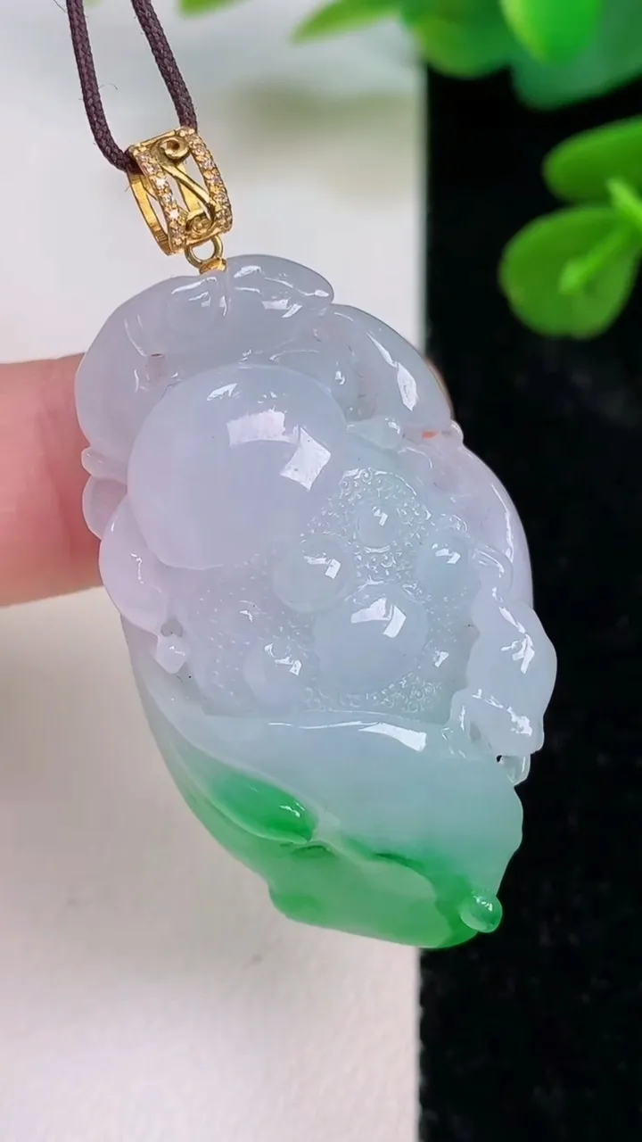 天然A货翡翠呱呱来财吊坠 尺寸39.5-22.8-11.8，重量:16.84g
7月18日