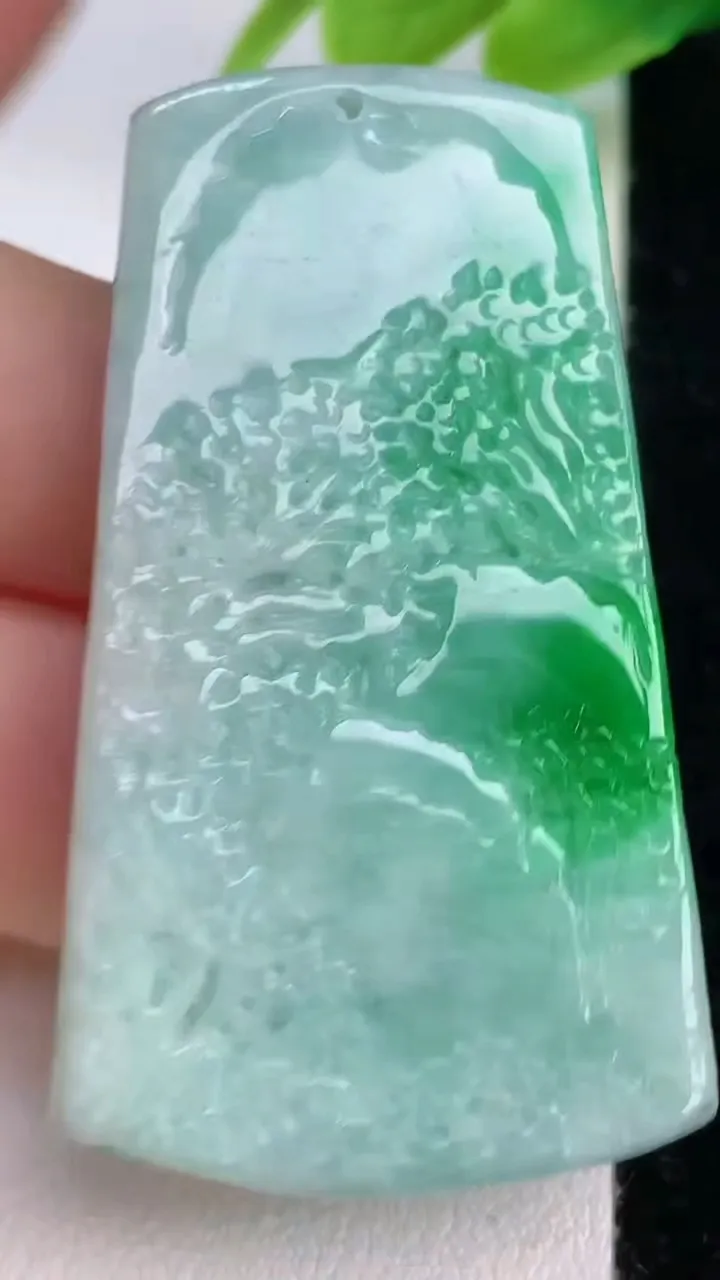天然A货翡翠山水牌吊坠，尺寸49.3-28-7.6，重量:25.12g
7月19日