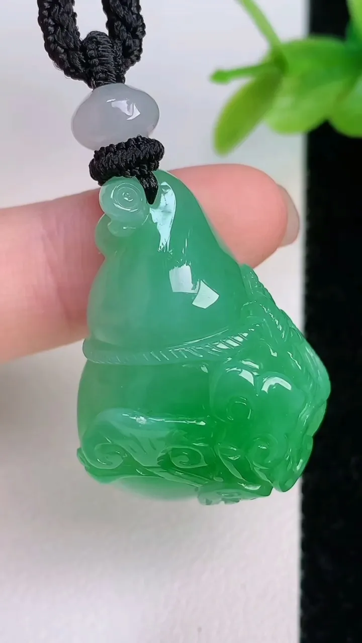 天然A货翡翠葫芦吊坠，尺寸31.3-23-11.8，重量:16.91g
7月19日