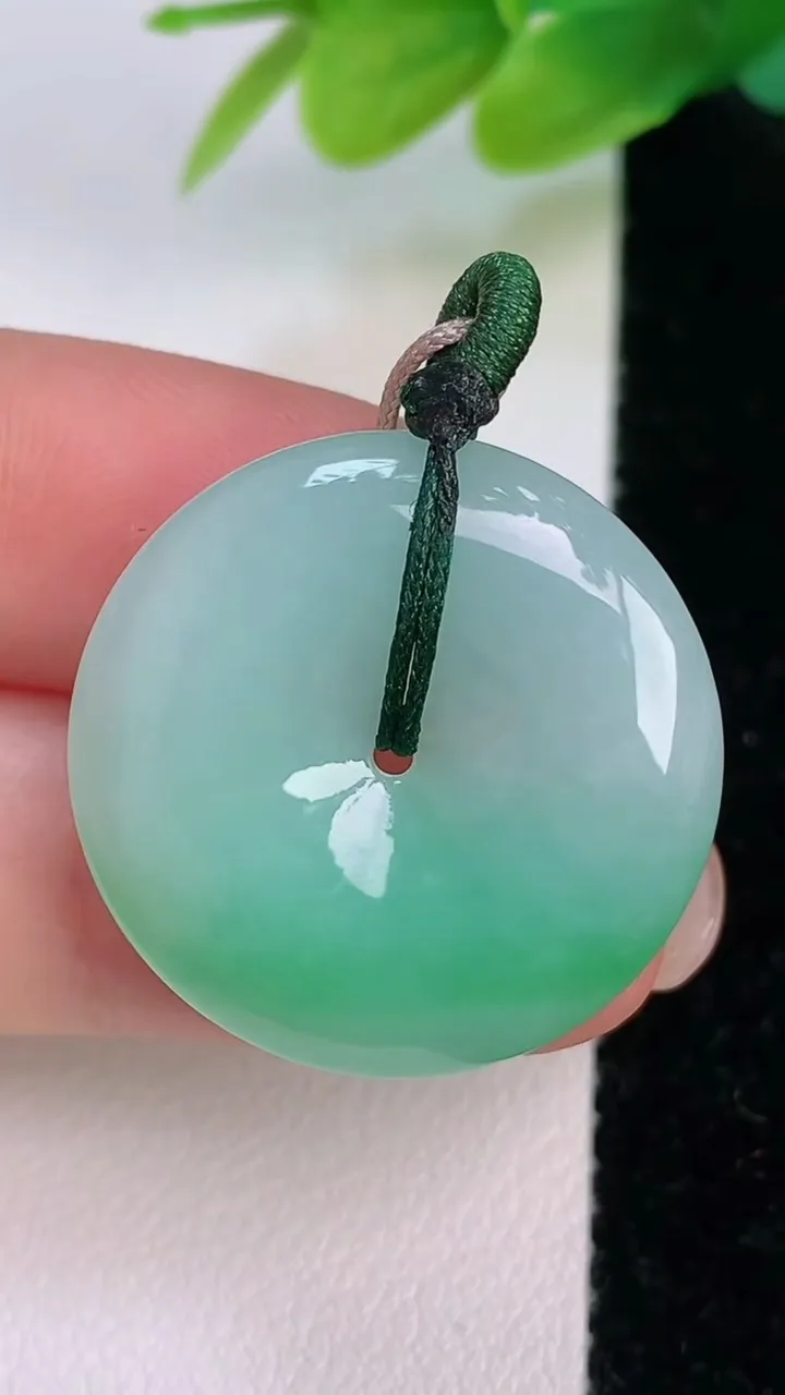 天然A货翡翠平安扣吊坠，尺寸25.8-5，重量:6.94g
7月19日
