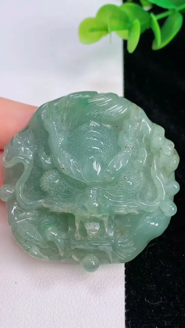 天然A货翡翠龙牌吊坠，尺寸53.3-53.9-16.2，重:67.29g
7月19日