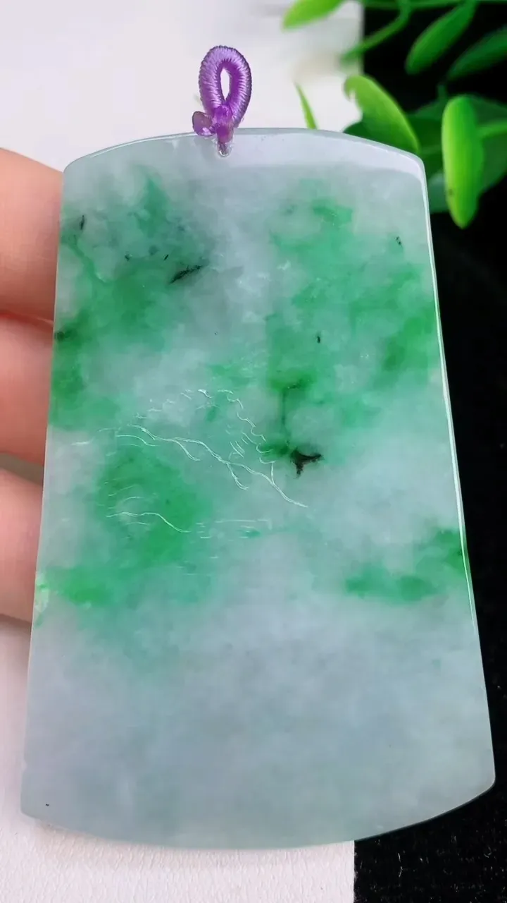天然A货翡翠山水牌吊坠，尺寸75-49.7-4.8，重量:40.00g
7月19日