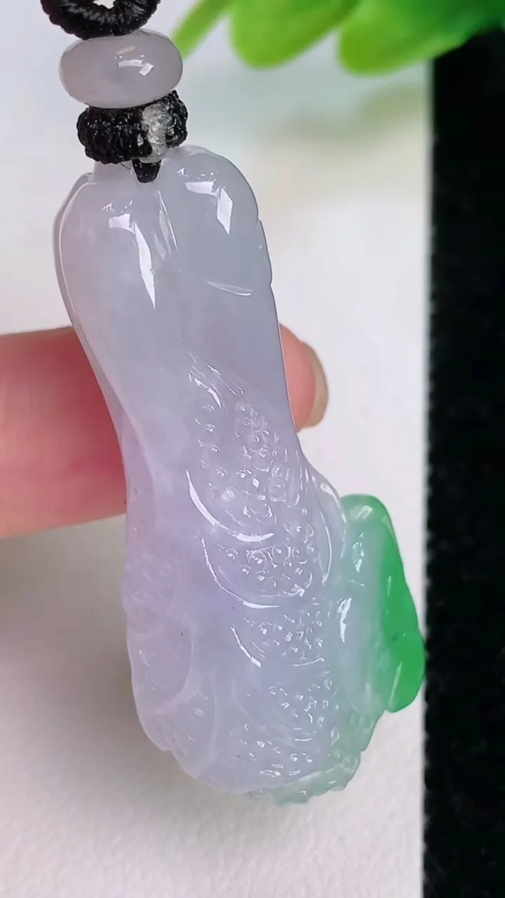 天然A货翡翠白菜吊坠，尺寸42.4-20.7-10.6，重量:17.90g
7月19日