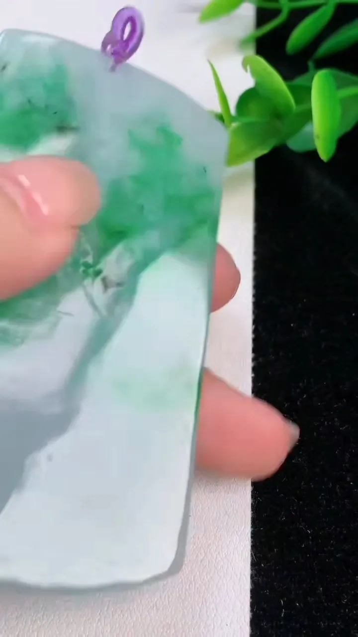 天然A货翡翠山水牌吊坠，尺寸75-49.7-4.8，重量:40.00g
7月19日