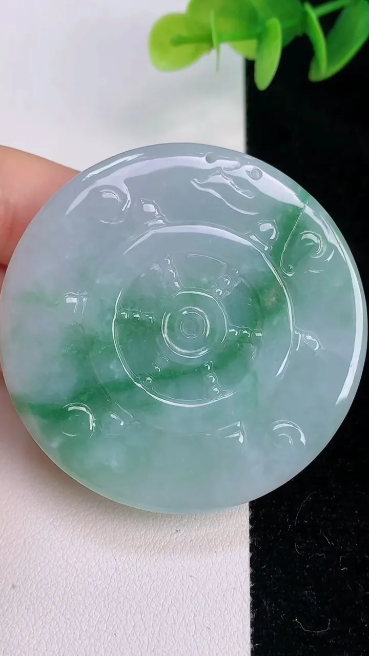 天然A货翡翠不动明王吊坠，尺寸52.3-8.8，重:45.60g
7月19日