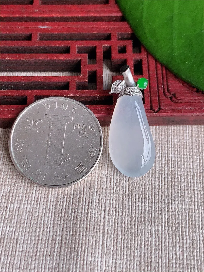 天然A货翡翠18K金伴白月光福瓜吊坠尺寸38×23.4×12×5.5m量4.26g 0718