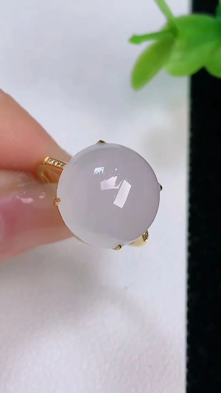 天然A货翡翠种白冰蛋面戒指，尺寸18.6-14，重量:3.54g2025年7月19日
工厂直销收藏佳品,种好水足，色泽均匀，有种有色，上手高大气！