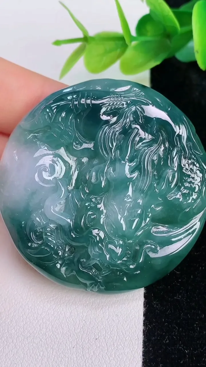 天然A货翡翠飘花龙牌吊坠，尺寸48-9.5，重量:38.81g
7月19日