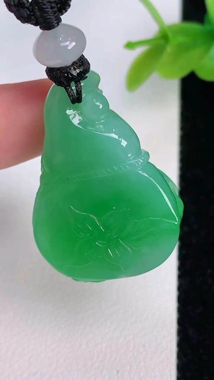 天然A货翡翠葫芦吊坠，尺寸31.3-23-11.8，重量:16.91g
7月19日