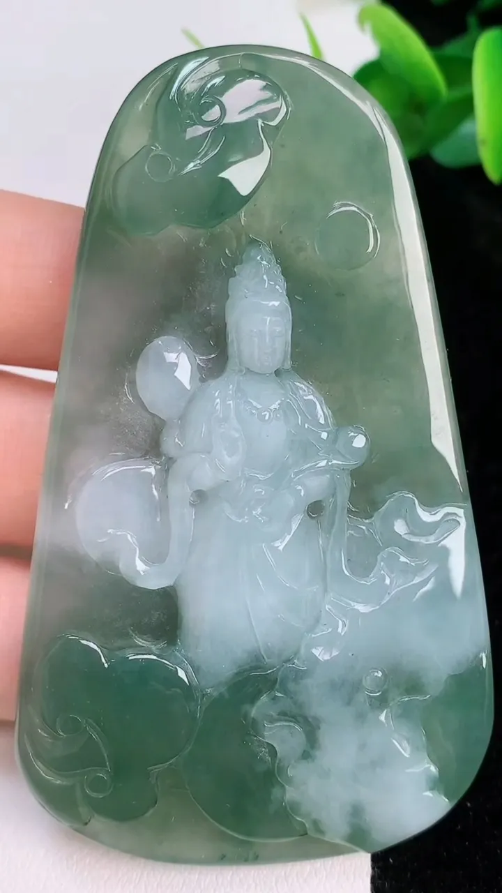 天然A货翡翠观音菩萨吊坠，尺寸42.6-43-8.2，重量:42.22g
7月19日