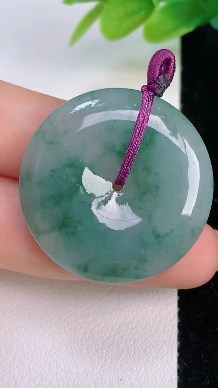 天然A货翡翠飘花平安扣吊坠，尺寸31.7-5.3，重量:11.62g
7月19日