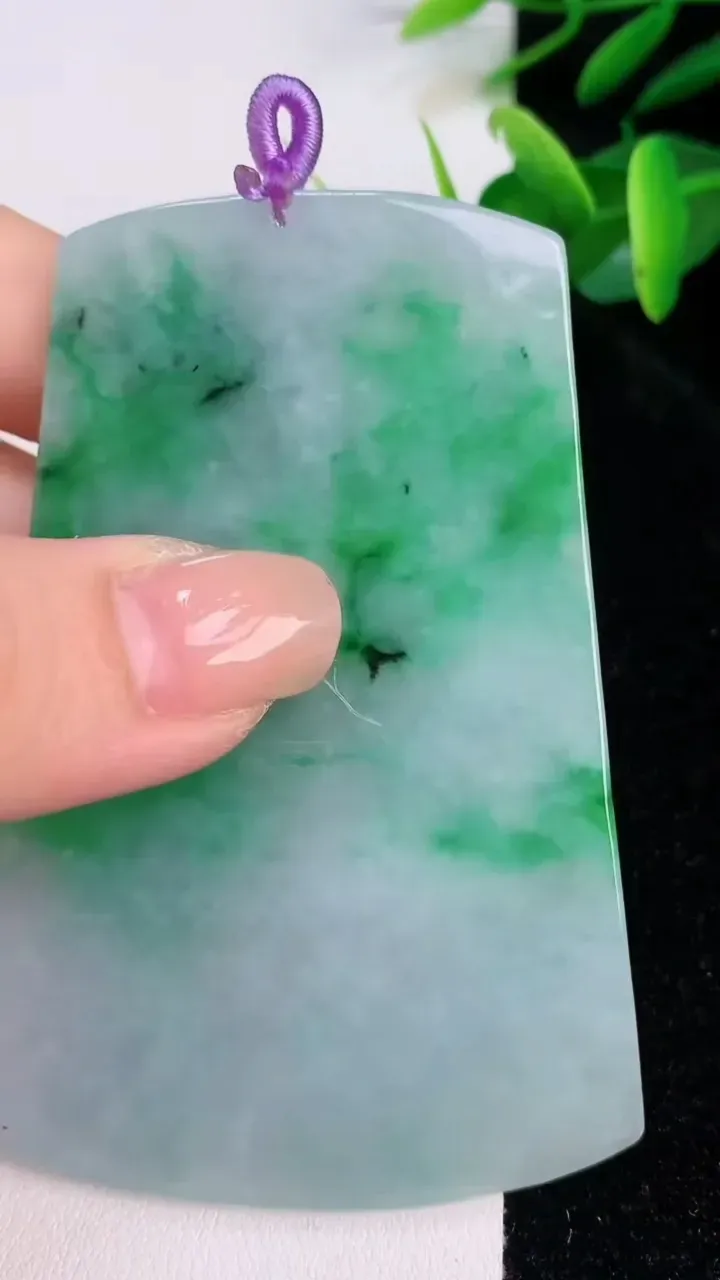 天然A货翡翠山水牌吊坠，尺寸75-49.7-4.8，重量:40.00g
7月19日