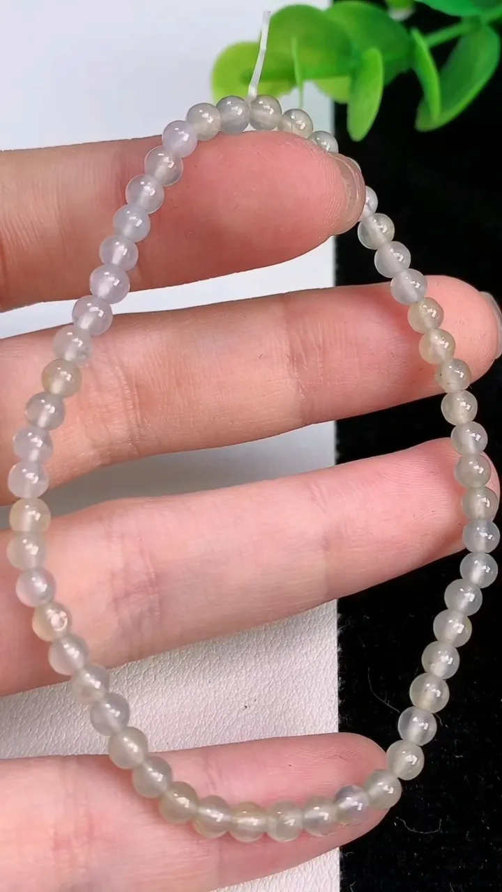 天然A货翡翠白冰小米珠手串53颗，尺寸3.8，重:4.66g7月19日
工厂直销收藏佳品,种好水足，色泽均匀，有种有色，上手高大气！