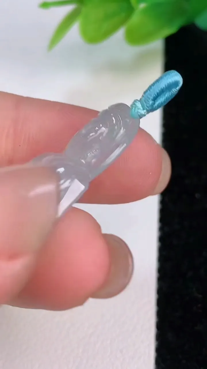 天然A货翡翠冰种观音菩萨吊坠，尺寸33.2-16.3-4，重量:4.22g
7月19日