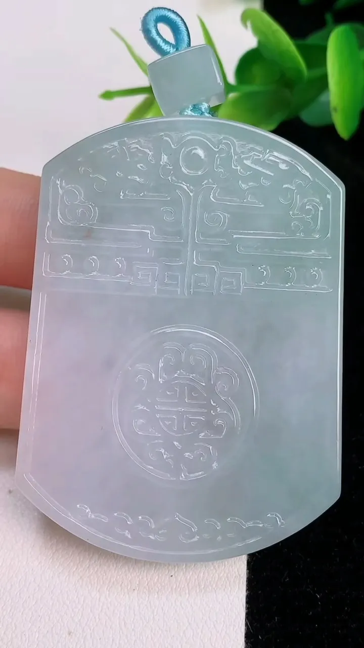 天然A货翡翠仿古无事牌吊坠，尺寸56.7-11.6-5.6，重量:38.26g
7月19日