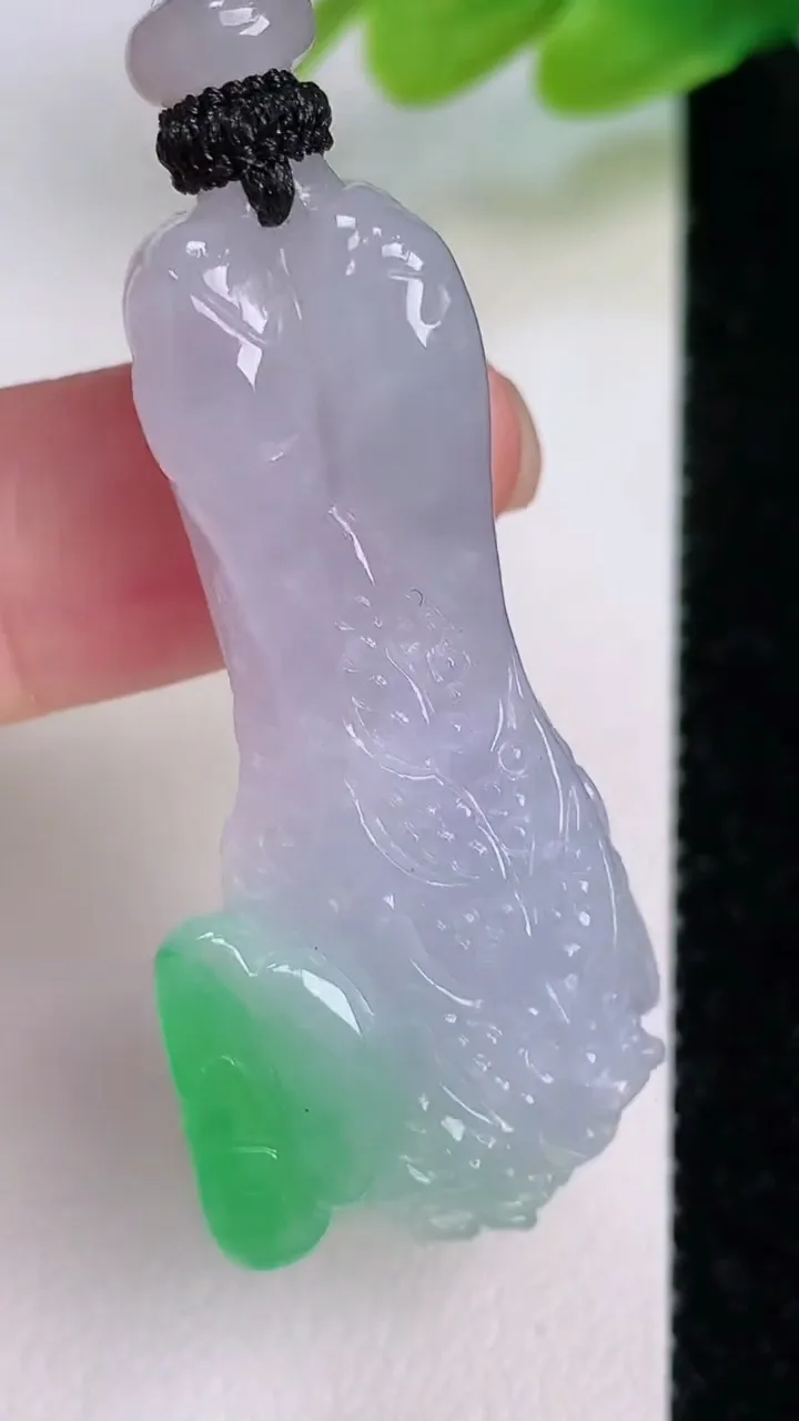 天然A货翡翠白菜吊坠，尺寸42.4-20.7-10.6，重量:17.90g
7月19日