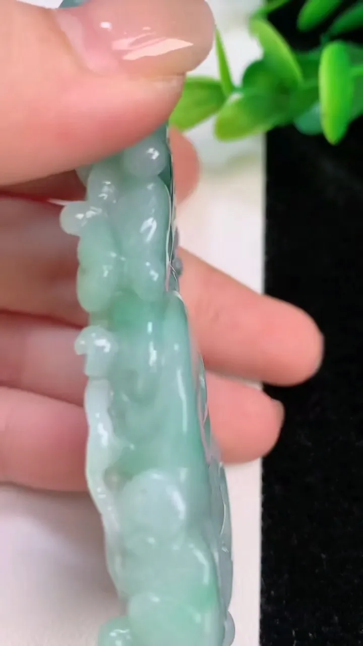 天然A货翡翠花开富贵 观音菩萨吊坠，尺寸96.5-39.5-11.8，重量:94.26g
7月19日