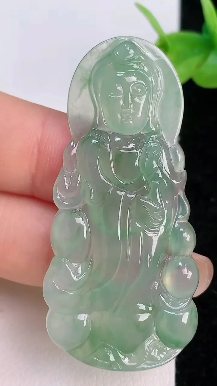 天然A货翡翠观音菩萨吊坠，尺寸52.3-24-4.4，重量:10.60g
7月19日