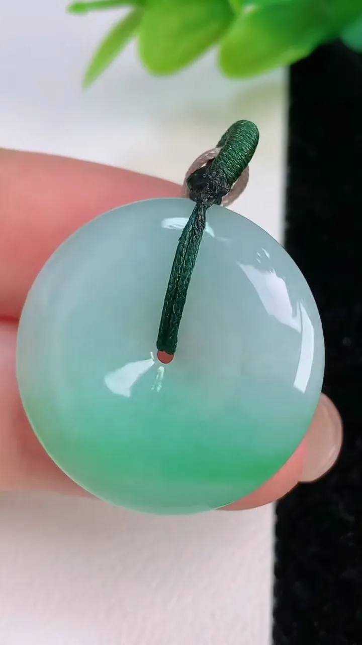 天然A货翡翠平安扣吊坠，尺寸25.8-5，重量:6.94g
7月19日