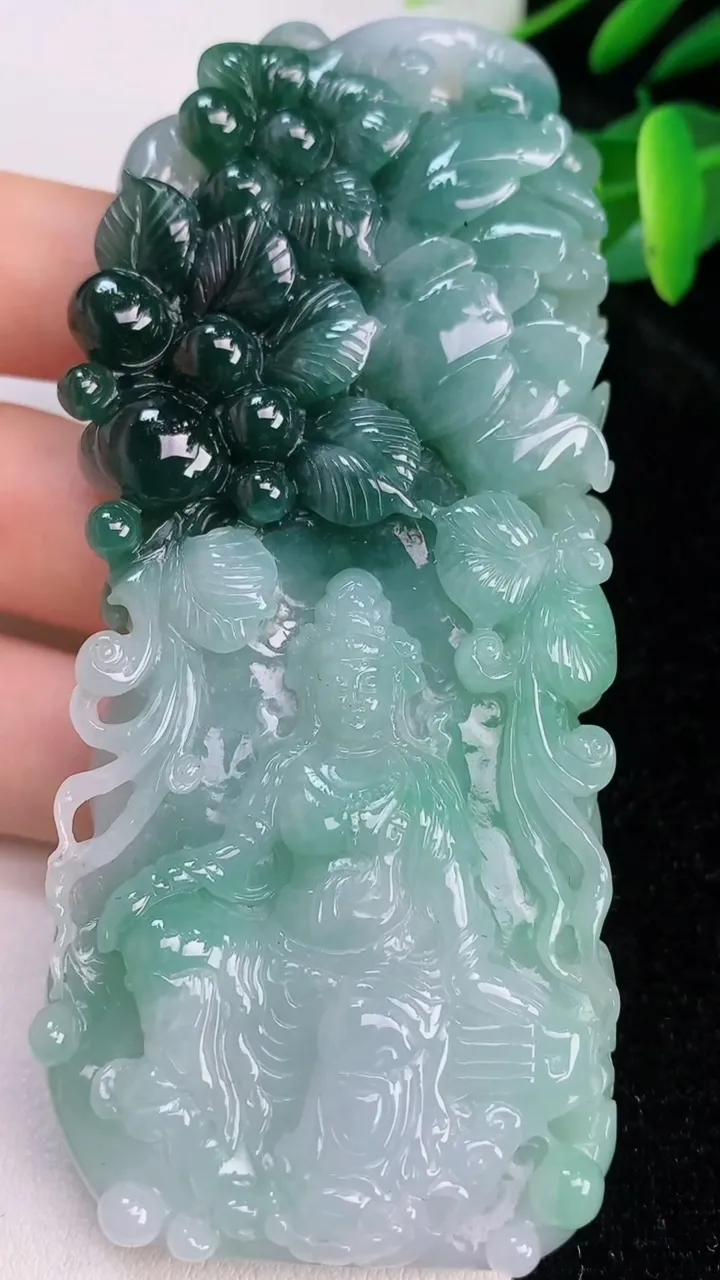 天然A货翡翠花开富贵 观音菩萨吊坠，尺寸96.5-39.5-11.8，重量:94.26g
7月19日