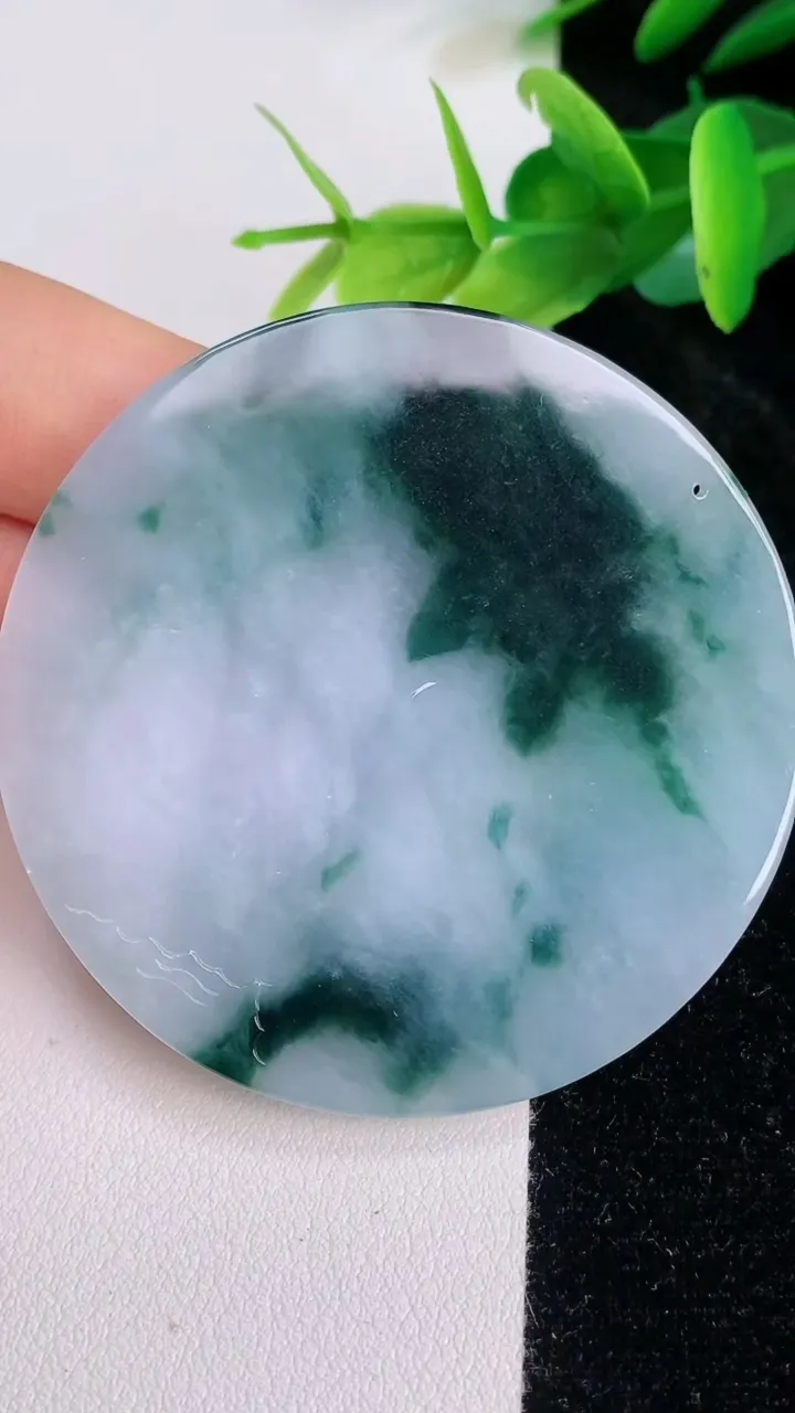 天然A货翡翠牌吊坠，尺寸47.2-15.7，重量:38.65g
7月19日