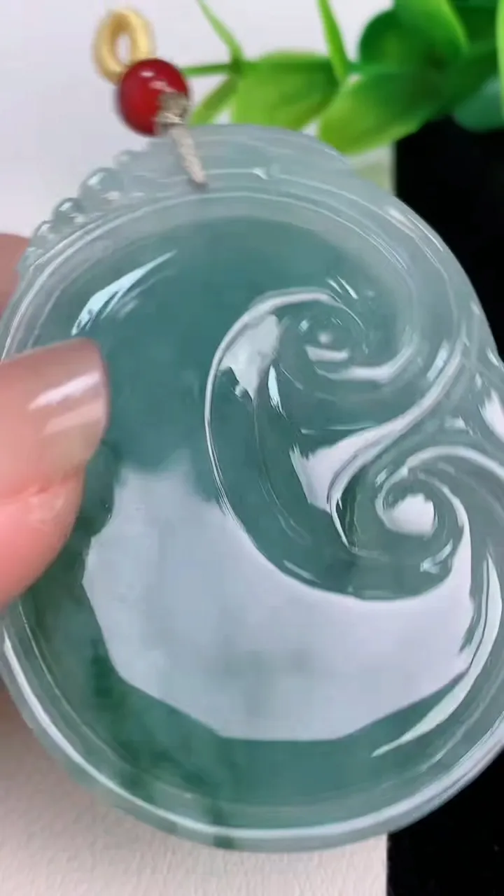 天然A货翡翠飘花如意吊坠，尺寸55-41.8-5.3，重量:26.02g
7月19日