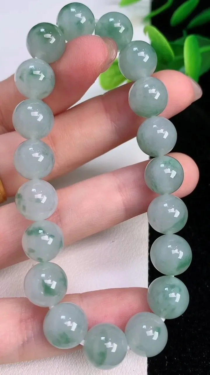 天然A货翡翠圆珠手串，尺寸10-19颗，重量:34.32g7月19日
工厂直销收藏佳品,种好水足，色泽均匀，有种有色，上手高大气！