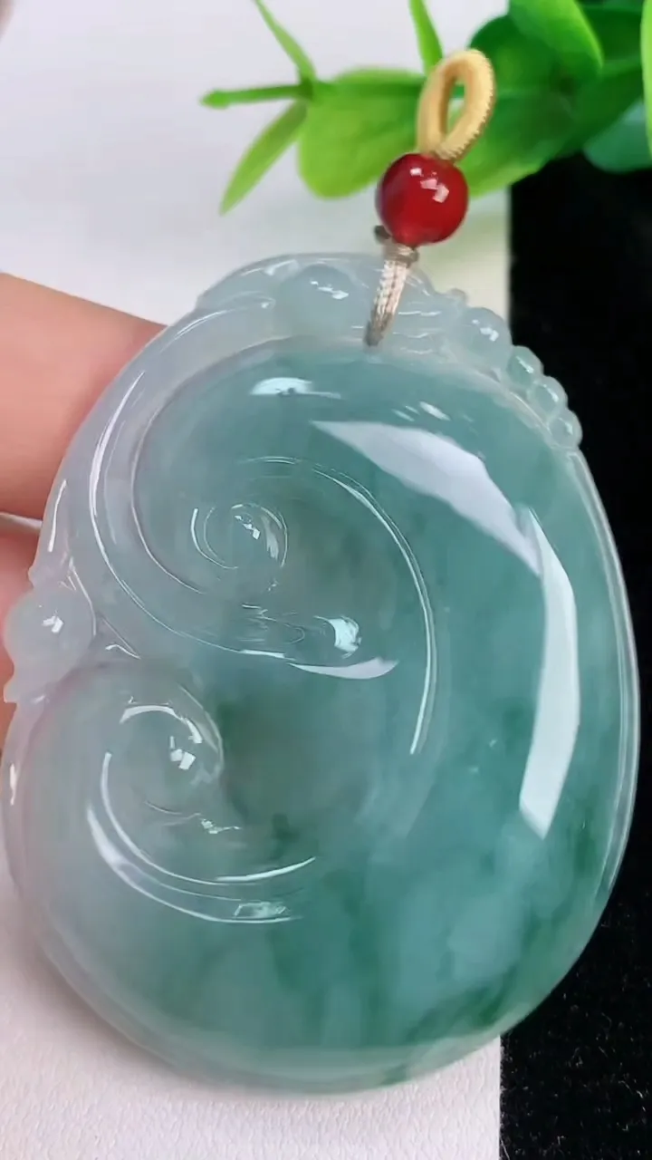 天然A货翡翠飘花如意吊坠，尺寸55-41.8-5.3，重量:26.02g
7月19日