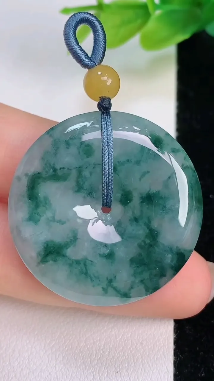 天然A货翡翠飘花平安扣吊坠，尺寸32.4-5.7，重量:12.84g
7月19日