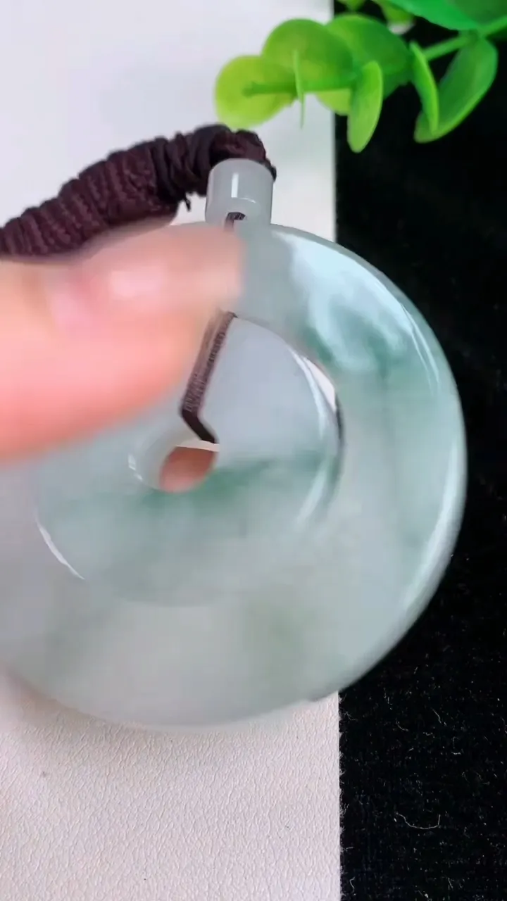 天然A货翡翠飘花母子平安扣吊坠，尺寸57-7，重:58.97g
7月19日