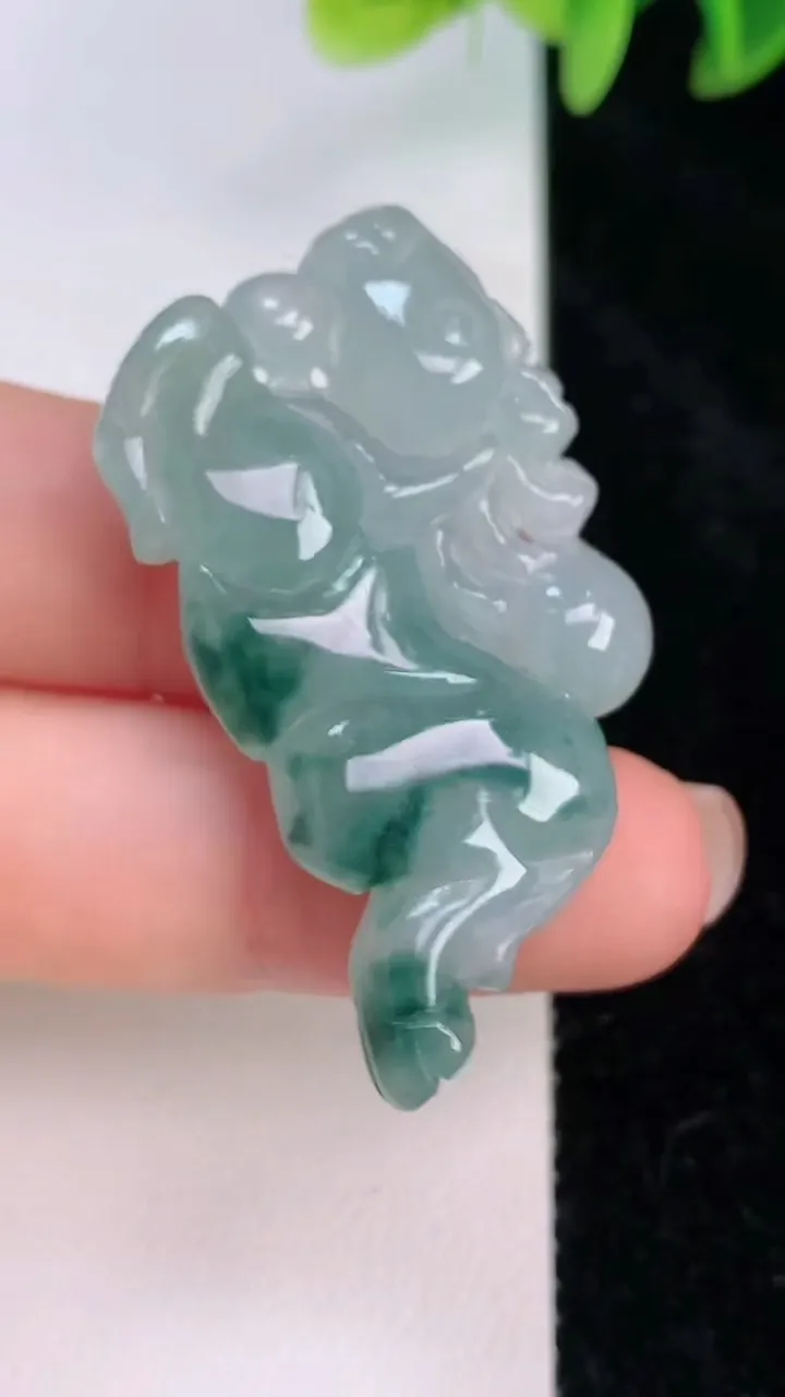 天然A货翡翠飘花生肖马牌吊坠，尺寸39.5-24.2-7.6，重:11.92g
7月19日