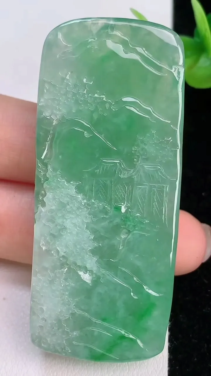 天然A货翡翠山水牌吊坠，尺寸61.4-26-10，重量:36.00g
7月19日