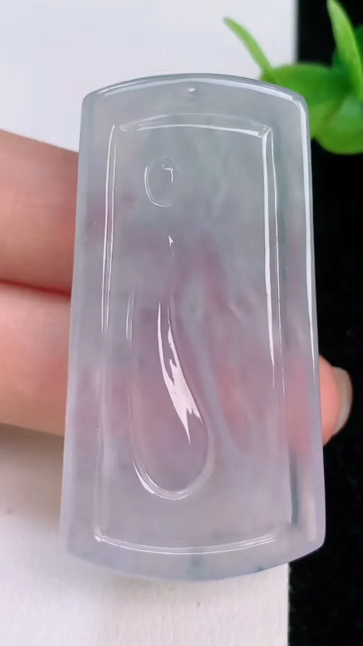 天然A货翡翠冰种飘花观音菩萨吊坠，尺寸51.3-27.3-5.8，重量:18.15g
7月19日